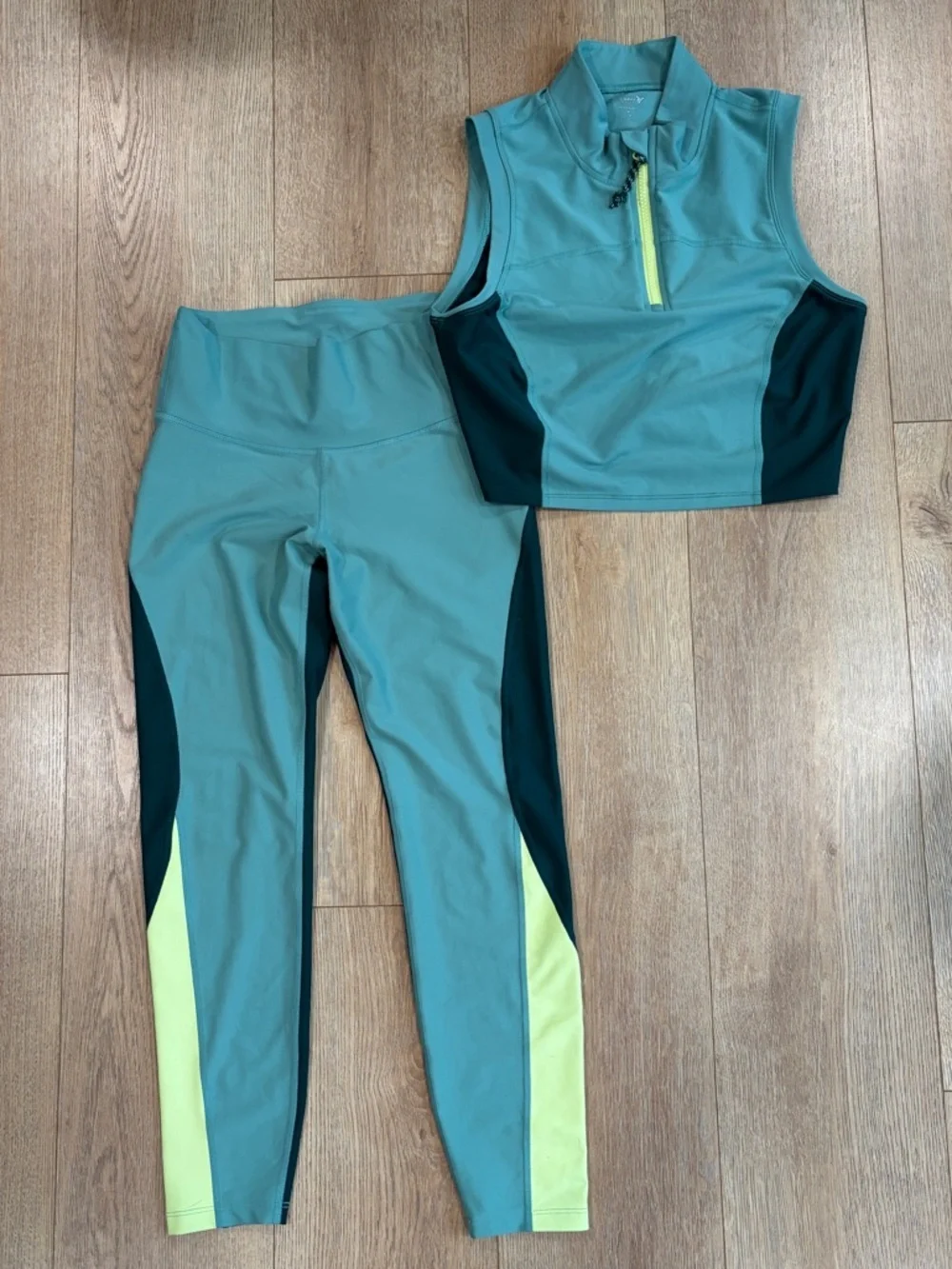 Old Navy Active PowerSoft Matching Set Leggings Crop Top Green Colorblock M